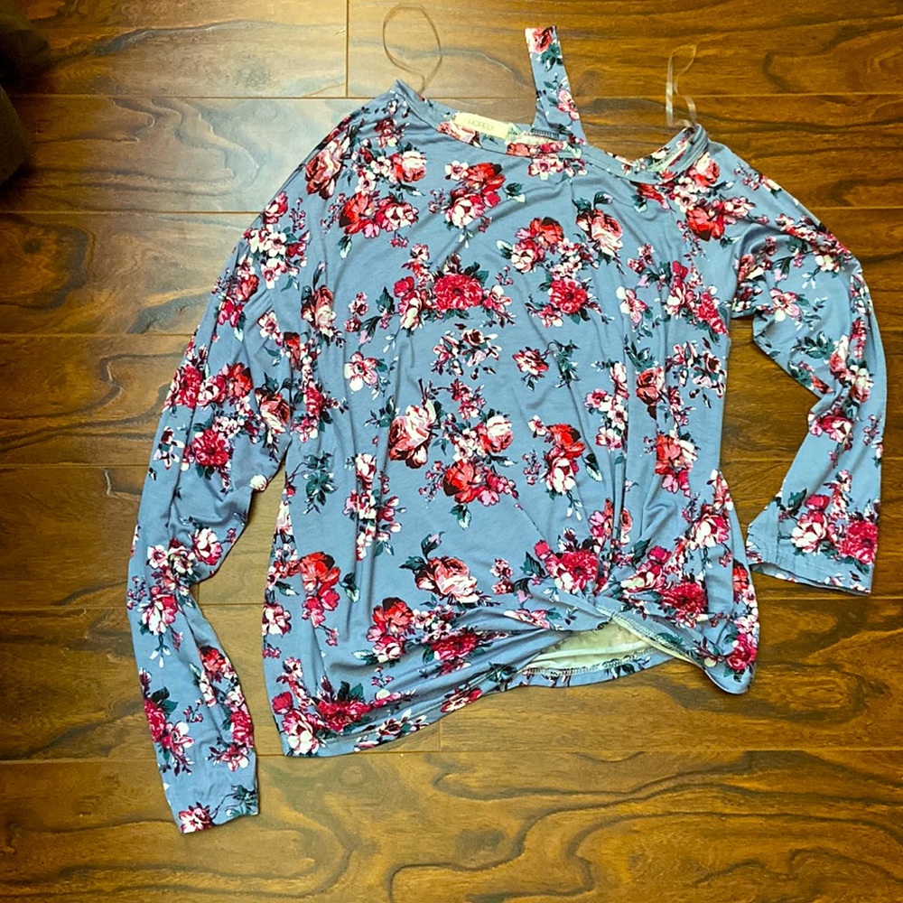 Floral knotted front top in size M